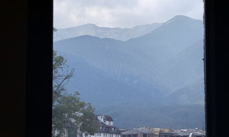 Studio 600 Metres from the Gondola with Mountain Views